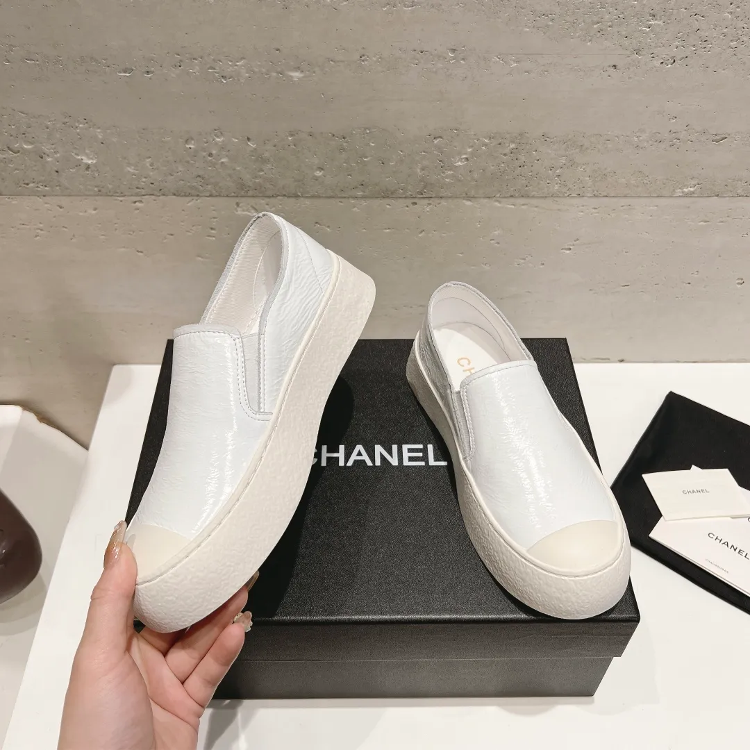 👟👟Ex-factory price 440👟👟 Top version Chanel Chanel 24 latest model full leather panda color white shoes casual sports shoes skateboard shoes original purchase and development production Xiaoxiang C Home Another super popular item in the counter, loved by Internet celebrity bloggers and sisters, and various praises on social platforms. It is very popular, has a high texture, is breathable and super spring and summer. Seeing this issue always arouses the inner desire of girls for fashion. The latest suede material, classic black and white color, full of fashionable feeling on the feet, easy to care for. Fabric: Original customized imported cowhide material. Lining: Customized soft sheepskin lining. Sole: Original molded TPU non-slip outsole. Bottom thickness: 2.5CM. Size: Women's size 35-40 (custom-made sizes 40 are non-refundable)